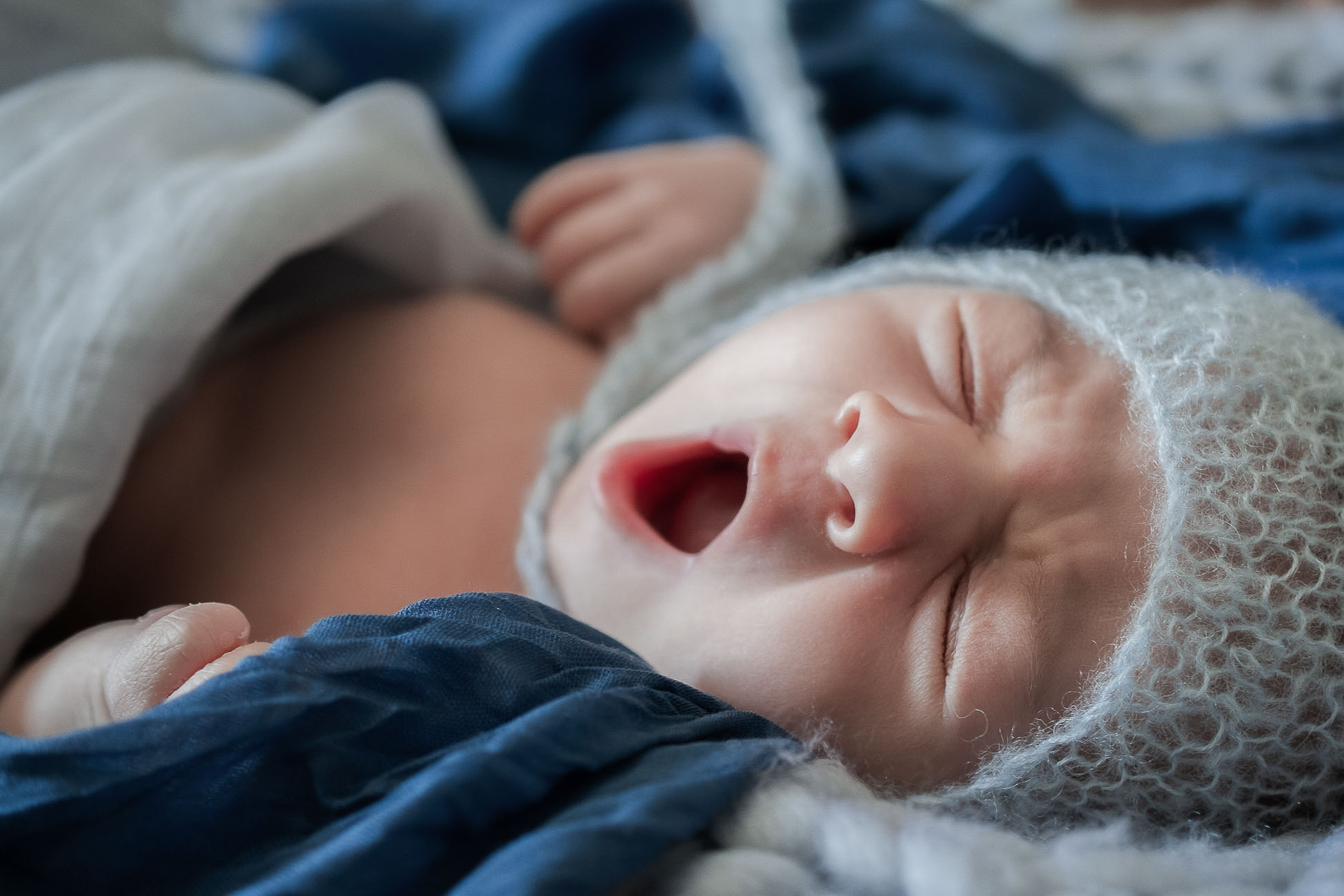 Newbornshooting-Newbornfotografie-gähnendes Baby