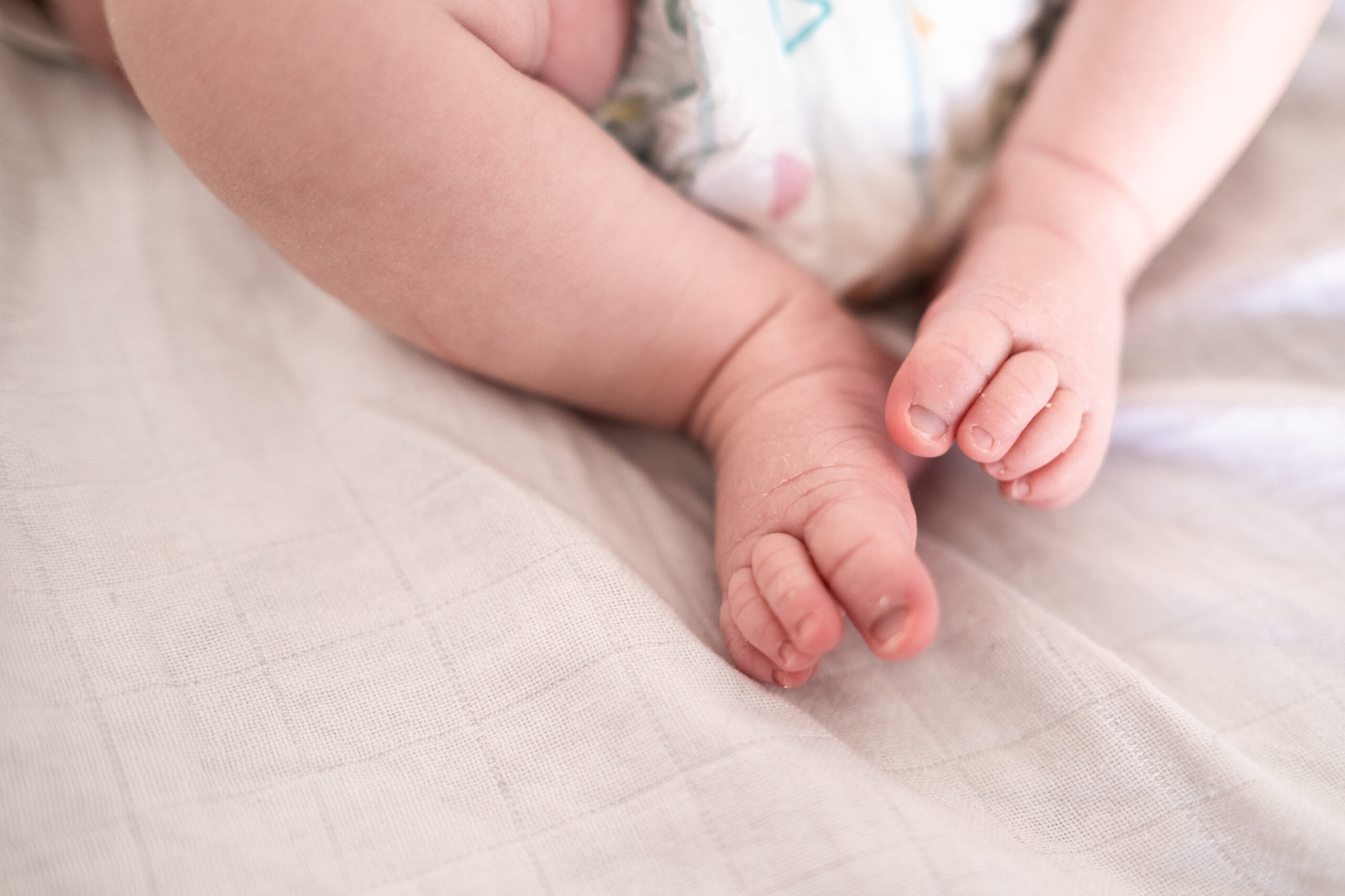 Babyfüße am Wickeltisch
