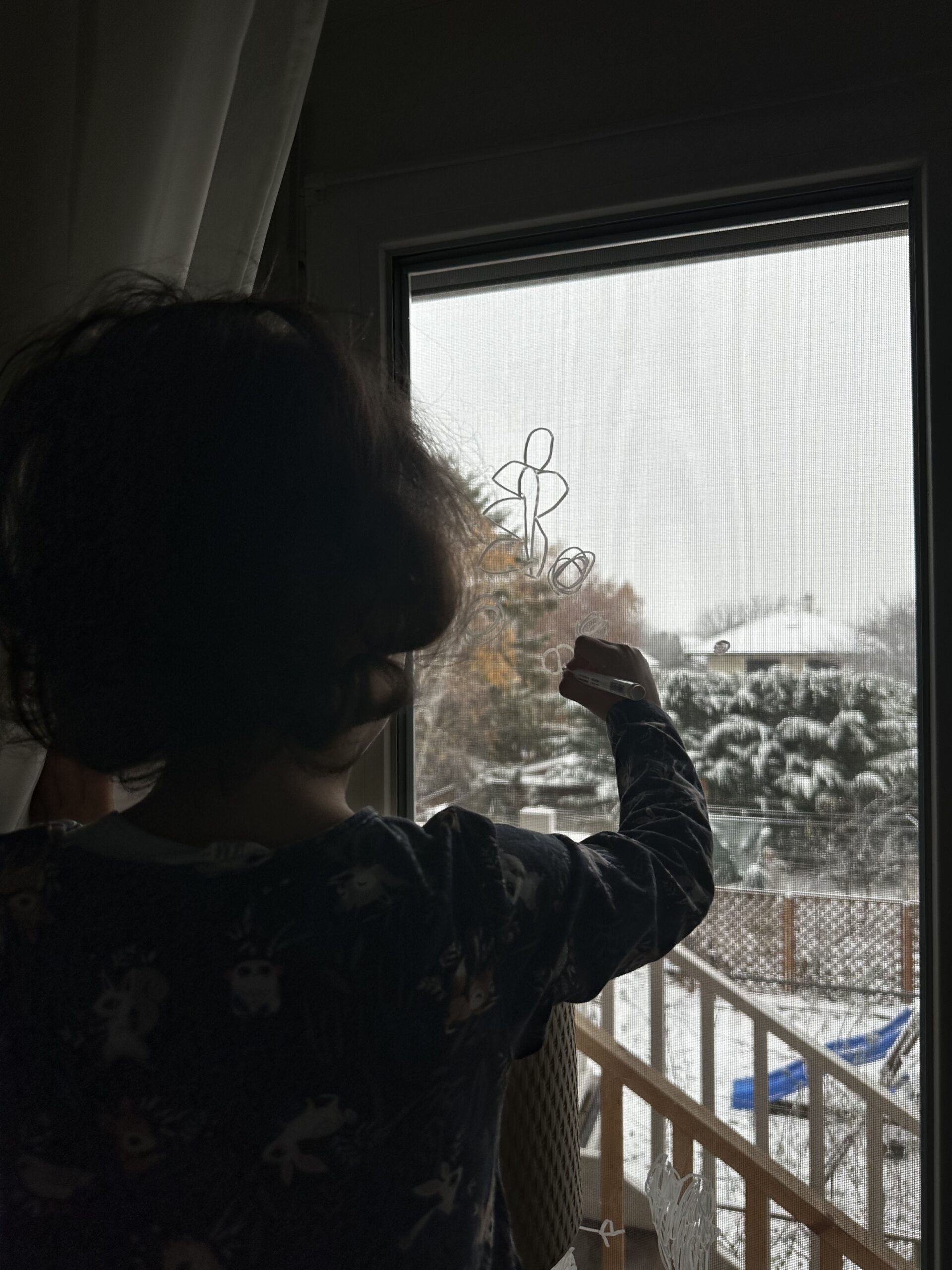 Vorweihnachtszeit Maria Lea Maria Lea's dokumentarische Familienfotografie: Kinderhände malen Schneeflocken auf Fensterglas