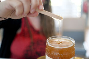 Nahaufnahme von Bienenprodukt - Maria Lea Fotografie Ebreichsdorf Businessshooting Heimathighights