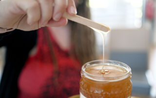 Nahaufnahme von Bienenprodukt - Maria Lea Fotografie Ebreichsdorf Businessshooting Heimathighights