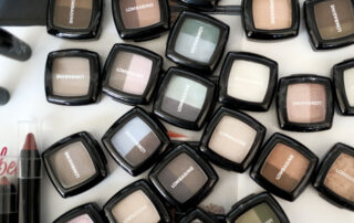 Lidschatten-Dosen in verschiedenen Farben von oben fotografiert - Maria Lea Fotografie