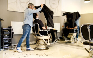 Kunde wird für Haarschnitt vorbereitet- dokumentarisches Businessshooting - Maria Lea Fotografie, - Businessfotografie, Brandshooting