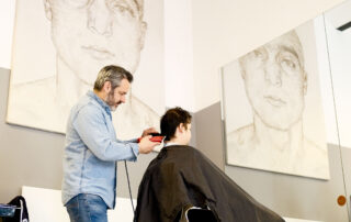 Kunde bekommt Haarschnitt mit Haarschneidemaschine- dokumentarisches Businessshooting - Maria Lea Fotografie