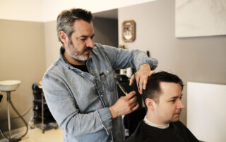 Kunde bekommt Haarschnitt mit Haarschneidemaschine- dokumentarisches Businessshooting - Maria Lea Fotografie