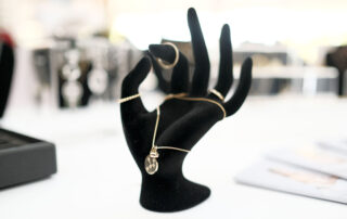 Detailaufnahme von Schmuckständer mit Schmuck- Maria Lea Fotografie