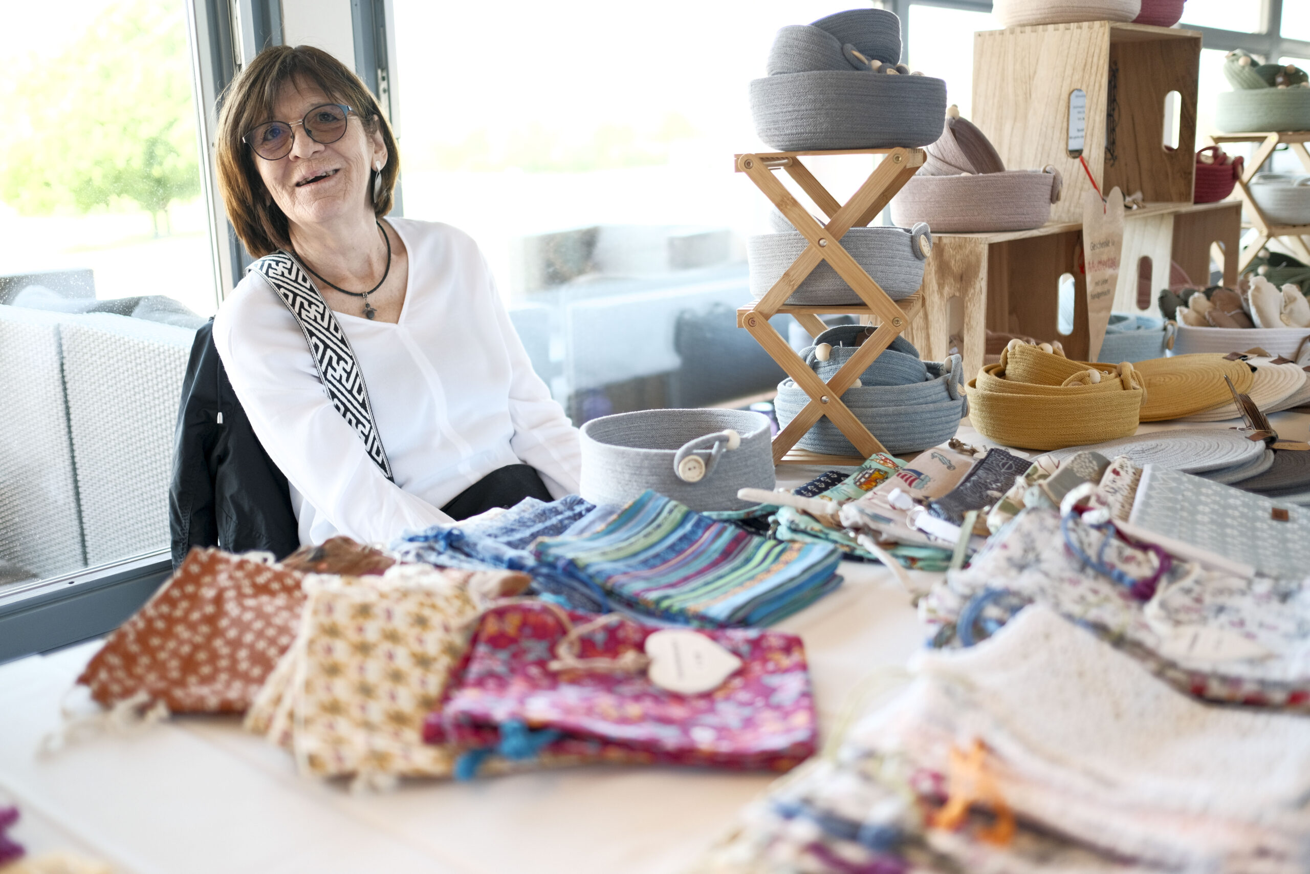 Eine Ausstellerin lächelt freundlich in die Kamera - Businessshooting Maria Lea
