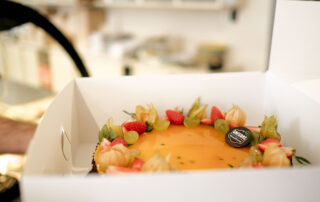 Detailaufnahme von einer Fruchttorte im Karton - Business-Shooting Konditorei von Maria Lea Fotografie