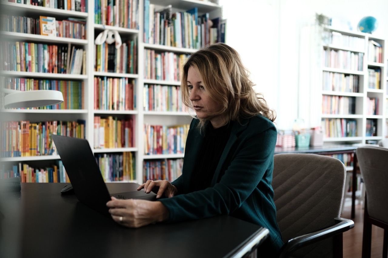 Gründerin Oase arbeitet an ihrem Laptop - Heimathighlights - Businessshooting