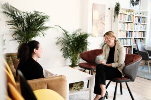 Gründerin der Oase führt ein Gespräch mit einer Trainerin - Businessshooting Heimathighlights