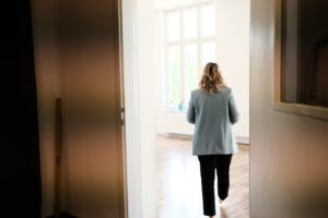 Gründerin der Oase präsentiert den Yogaraum Heimathighlights - Businessshooting