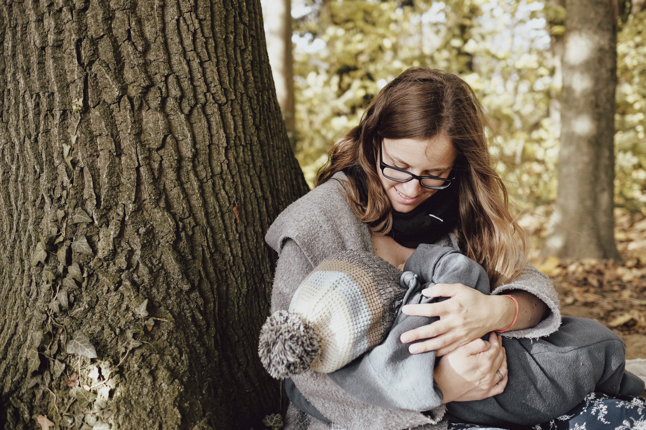 Alex Outdoorfotoshooting Mutter stillt Kind im Wald während einem Familienfotoshooting in Baden. Dokumenatrische Fotografie von Maria Lea