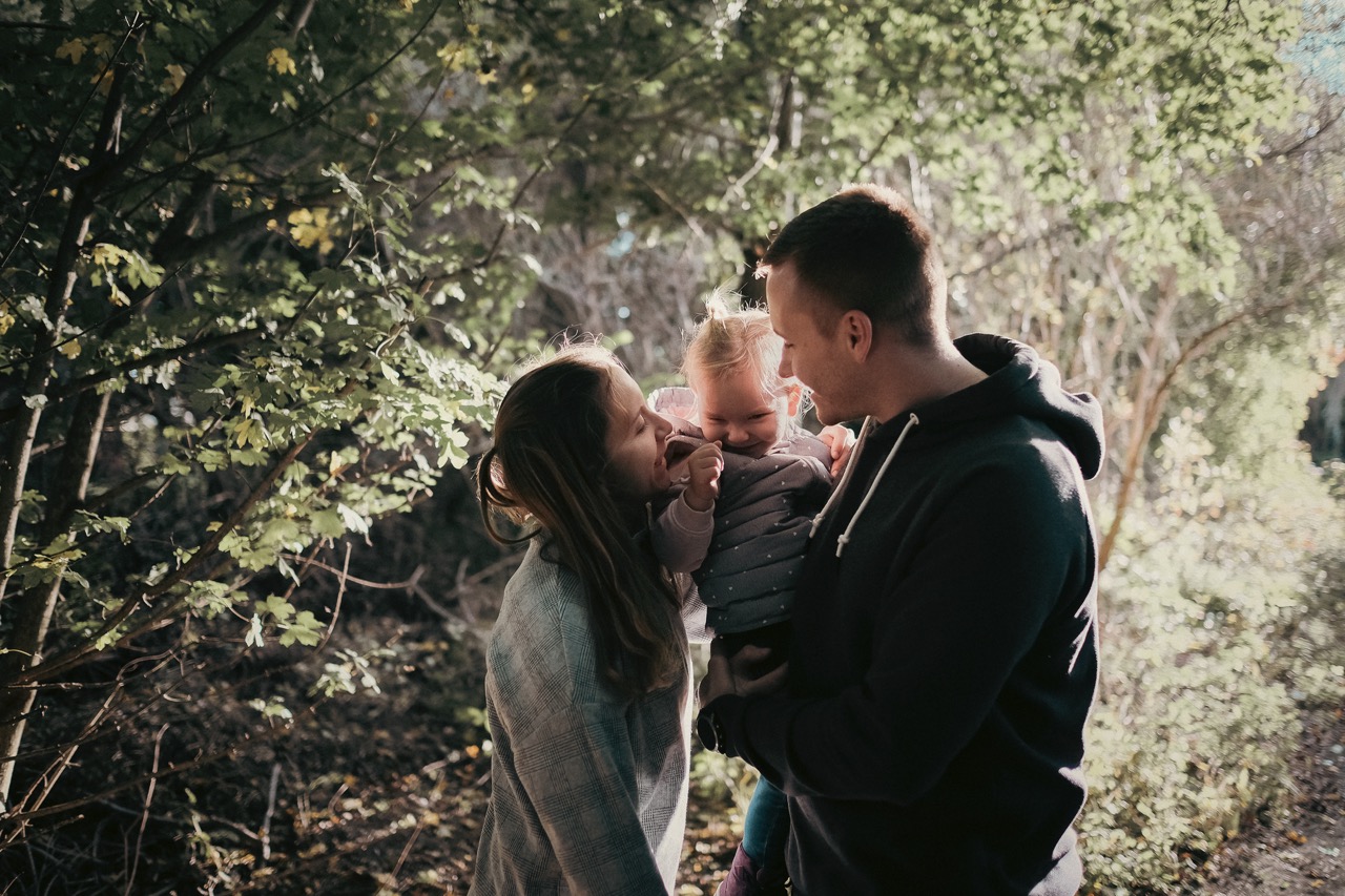 FAmilie-Fotoshooting Baden Eine Familie beim Fotoshooting im Wald mit Gegenlicht von Maria Lea fotografiert