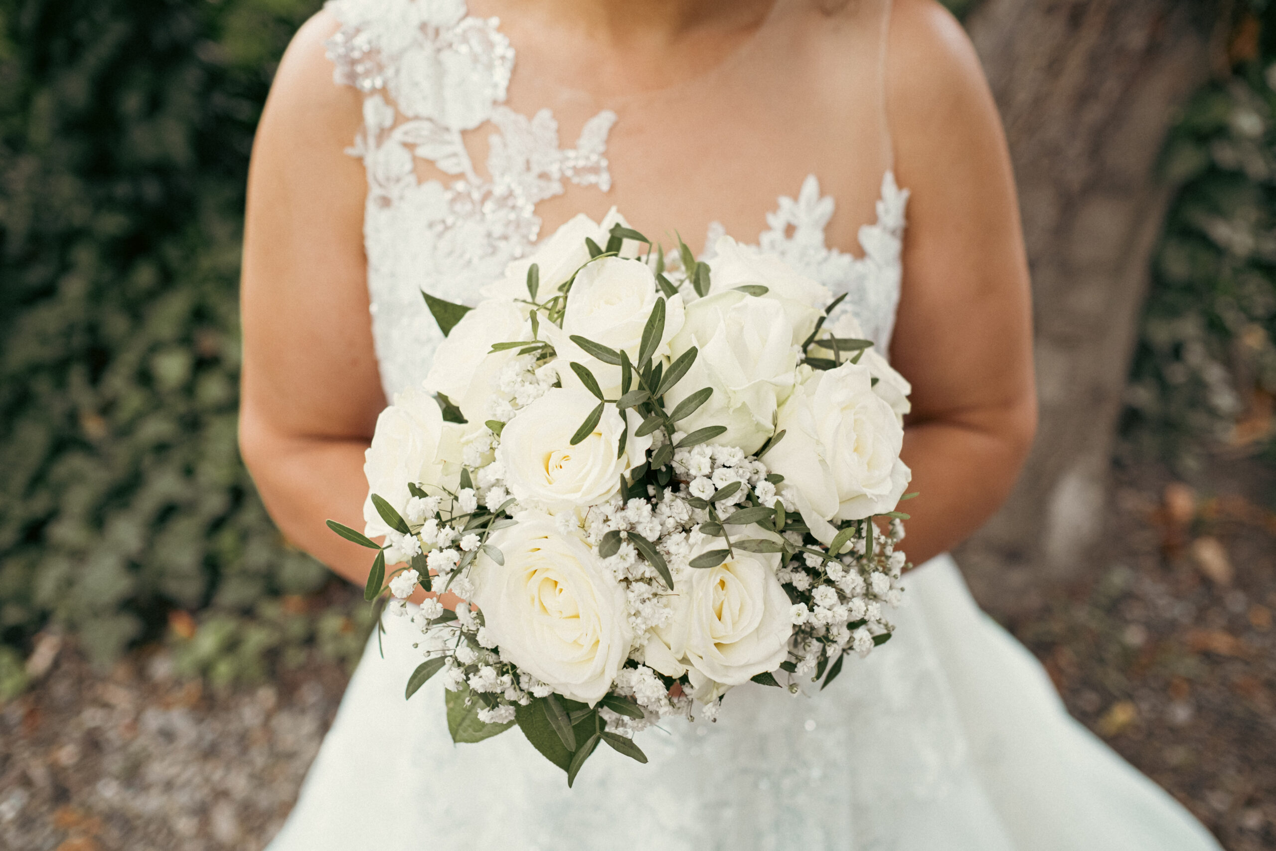 Hochzeitsfotografie-Baden Die Braut hält bei einem Hoichzeitsshooting ihren Brautstrauß in die Kamera. Fotografie und Baden Maria Leo Fotografie